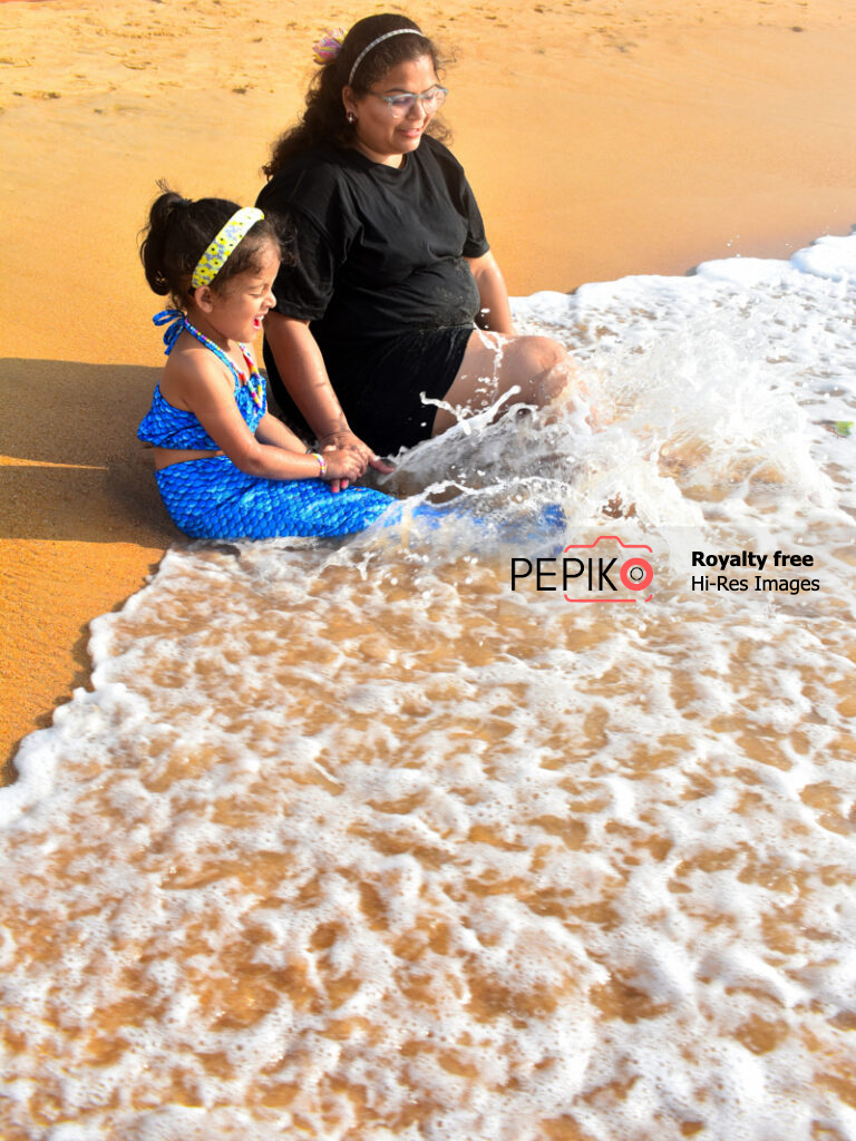 
									Beautiful photos of mother daughter enjoying at the beach