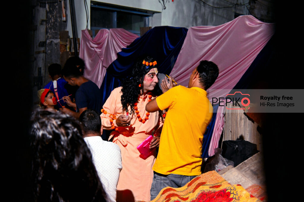 
									Beautiful picture of artists getting ready for theater show in India