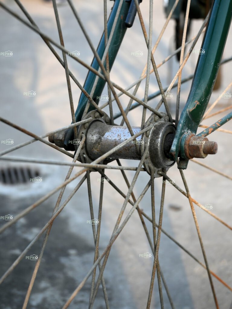 
									Closeup of spoke wheel of cycle / bicycle