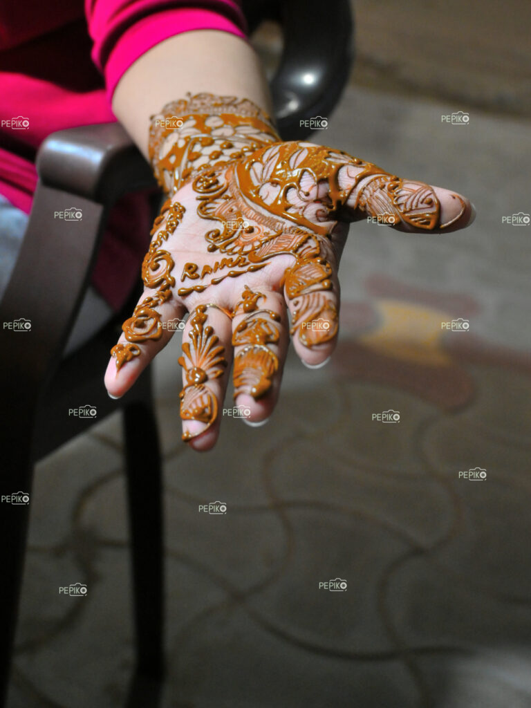 Beautiful picture of women hand with designing Heena / mehndi art