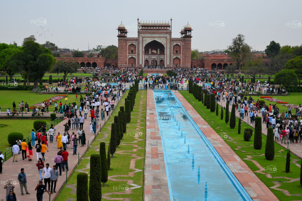 Humongous amount of people visits everyday in the Taj Mahal