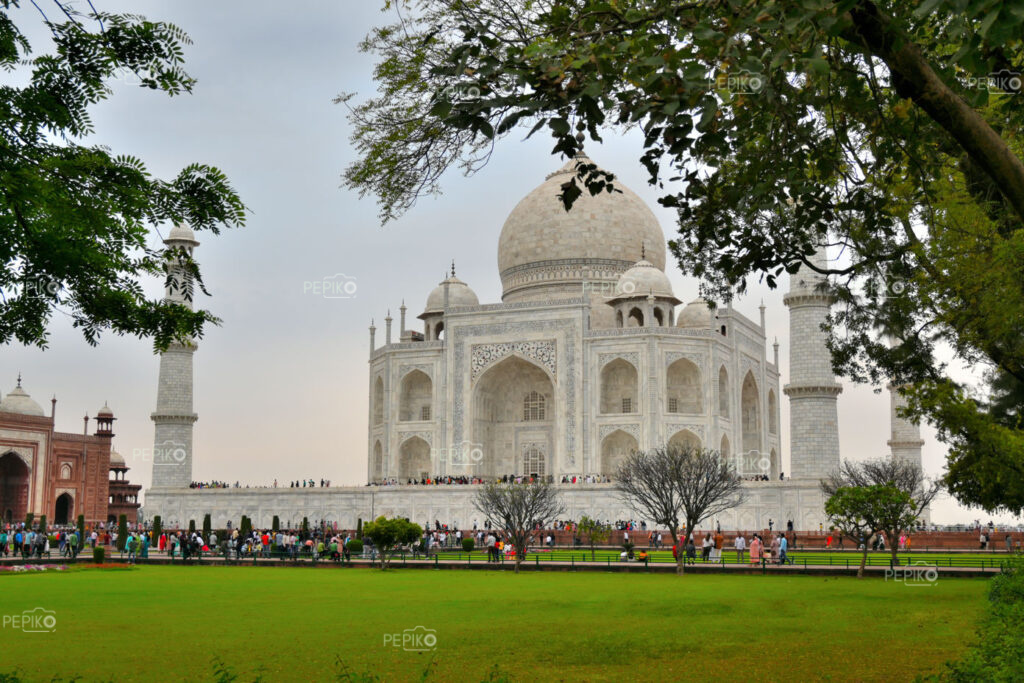 Scenic view of the Taj Mahal from park